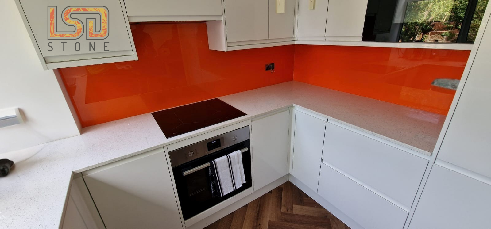 Glass Splashback – Quartz Kitchen Worktop Installation