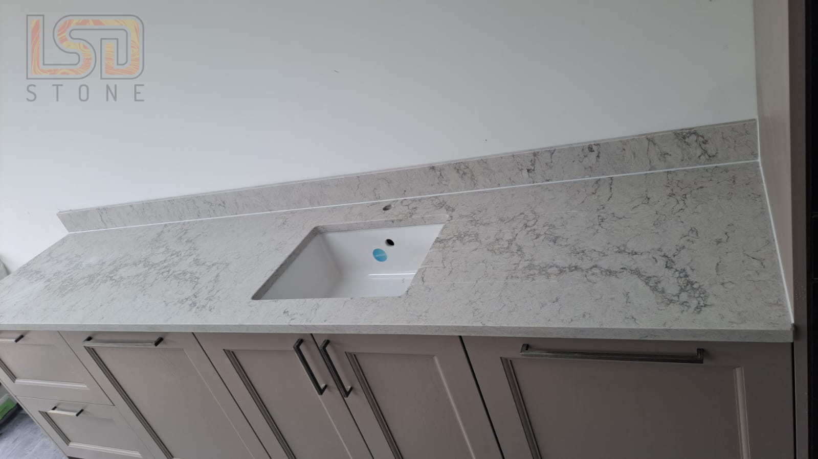 Caesarstone Moorland Fog – Quartz Kitchen Worktop Installation