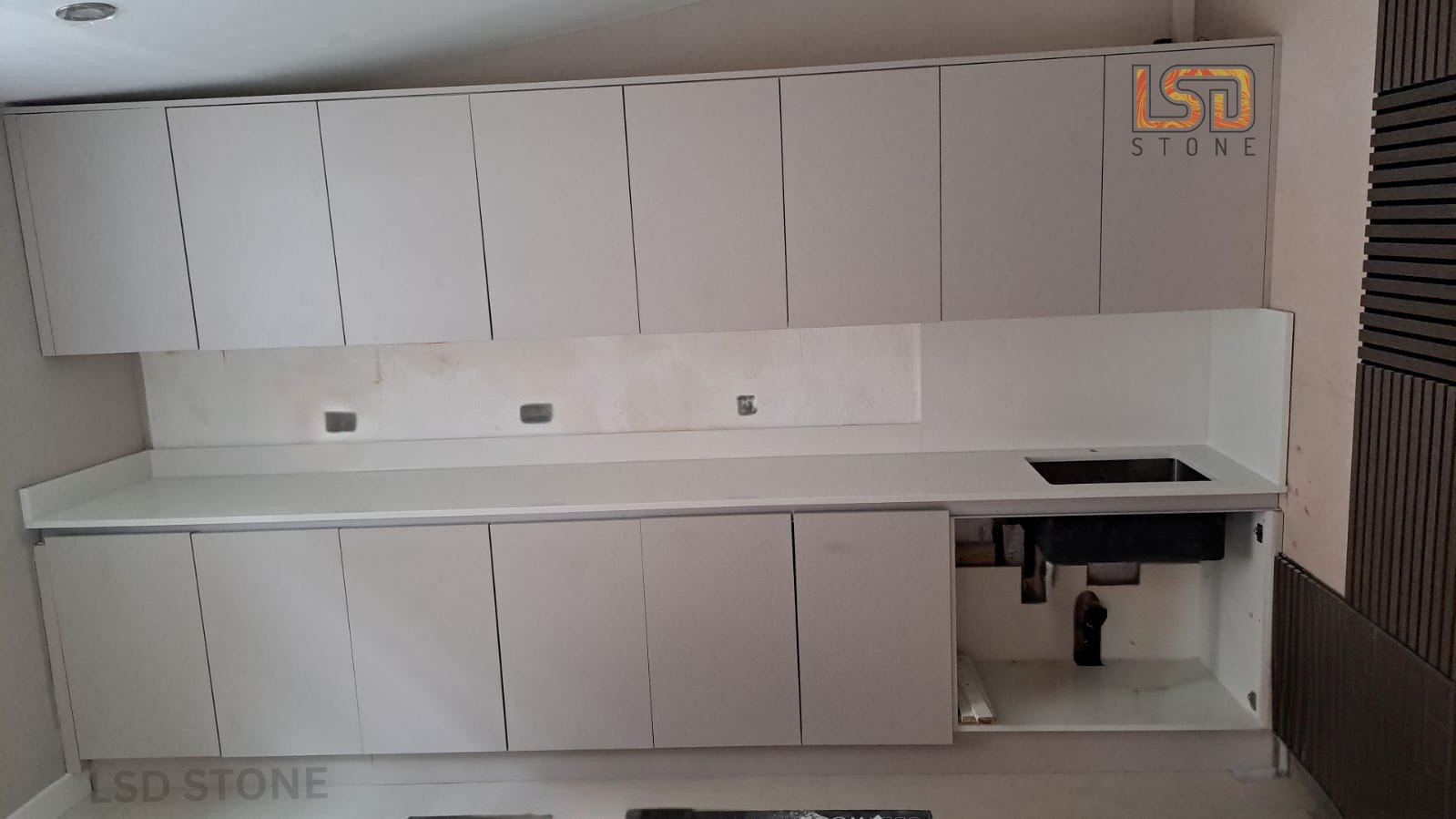 Snow White – Quartz Kitchen Worktop Installation