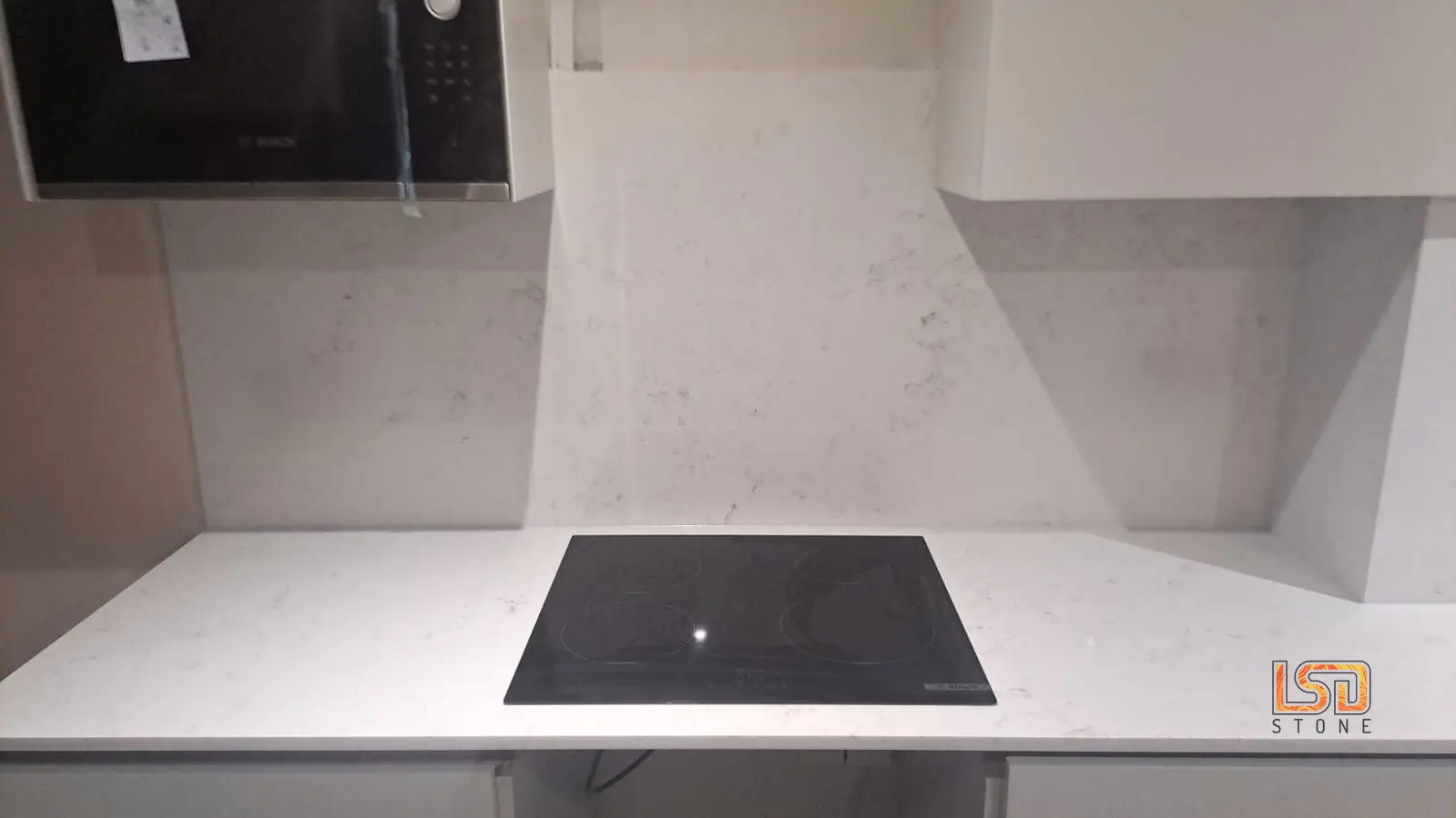 Carrara Massa – Quartz Kitchen Worktop Installation