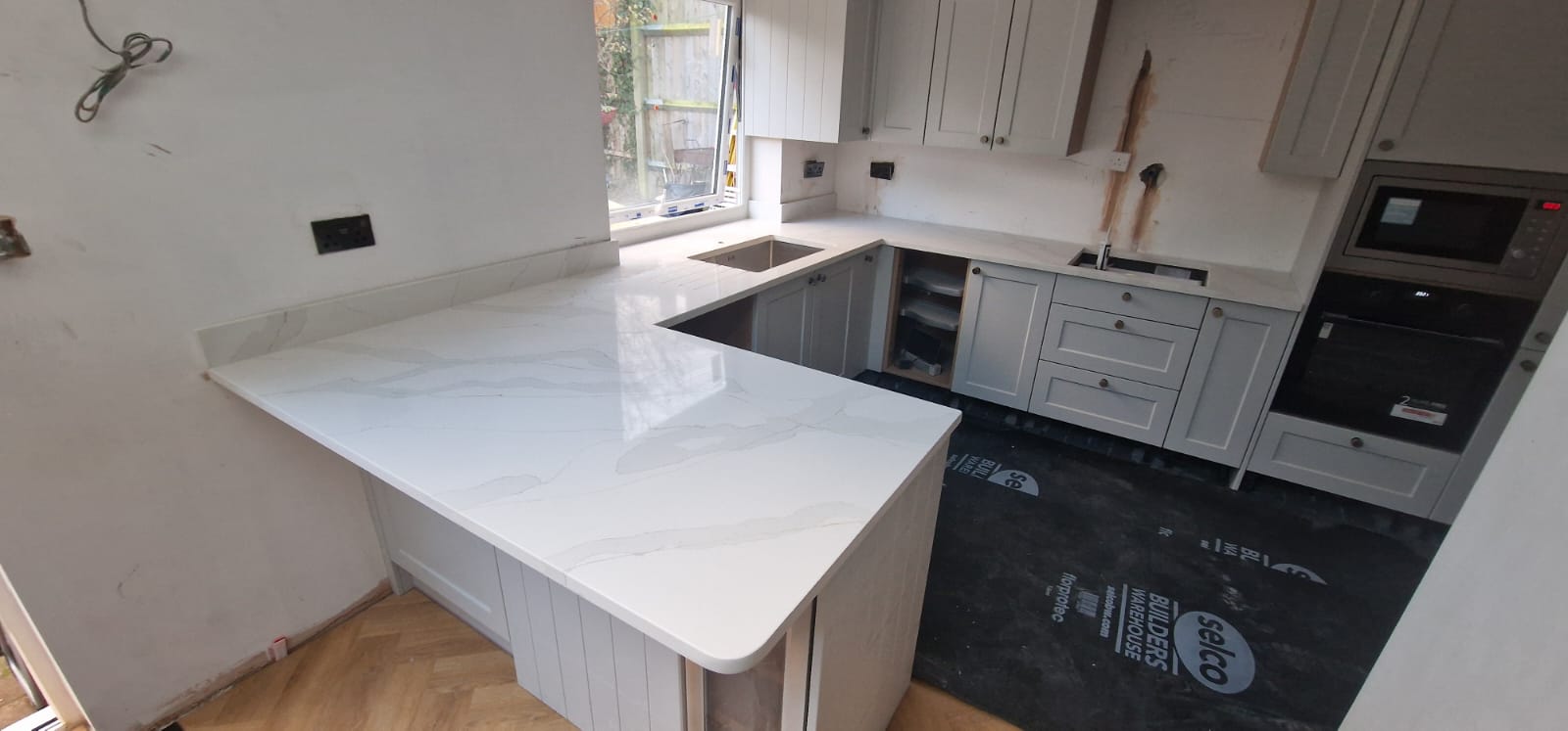 Calacatta Gold – Quartz Kitchen Worktop Installation