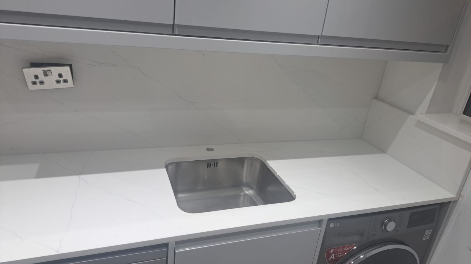 Statuario Royal – Quartz Kitchen Worktop Installation